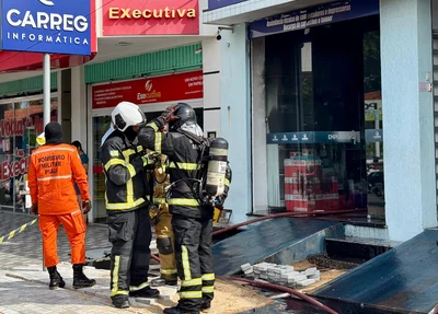 Bombeiros combatem incêndio em loja de Parnaíba