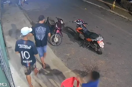 Câmeras de segurança flagraram os acusados saindo da distribuidora momentos antes do crime