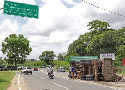 Caminhão caçamba tombado na BR-343