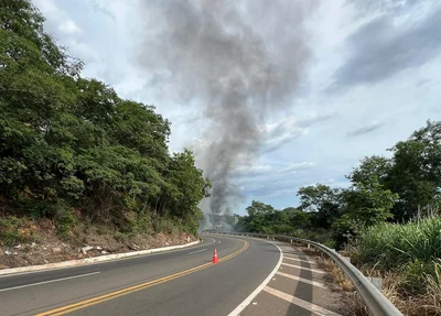Caminhão provoca incêndio e deixa BR 316 interditada em Picos