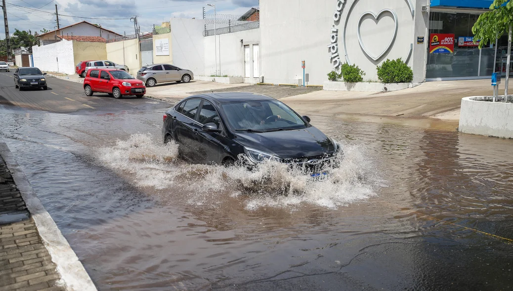 Carros tentam atravessar vazamento da Águas de Teresina na Avenida João XXlll