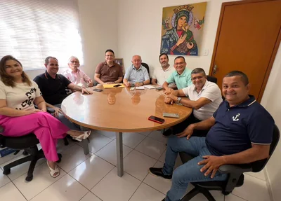 Comissão de suplentes de vereador de Teresina em visita ao deputado federal Júlio César, pré-candidato ao Senado