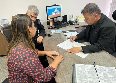 Coronel Carlos Augusto assina ordem de serviço