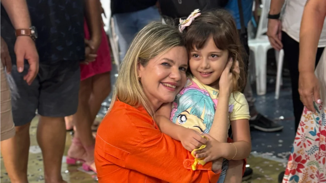 Deputada Gracinha Mão Santa recebe carinho da criançada