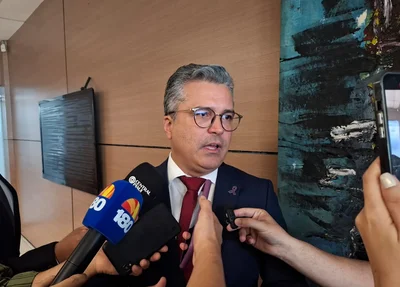 Dr. Vinicius Nascimento, deputado estadual pelo PT, durante coletiva de imprensa, nesta terça-feira (04)