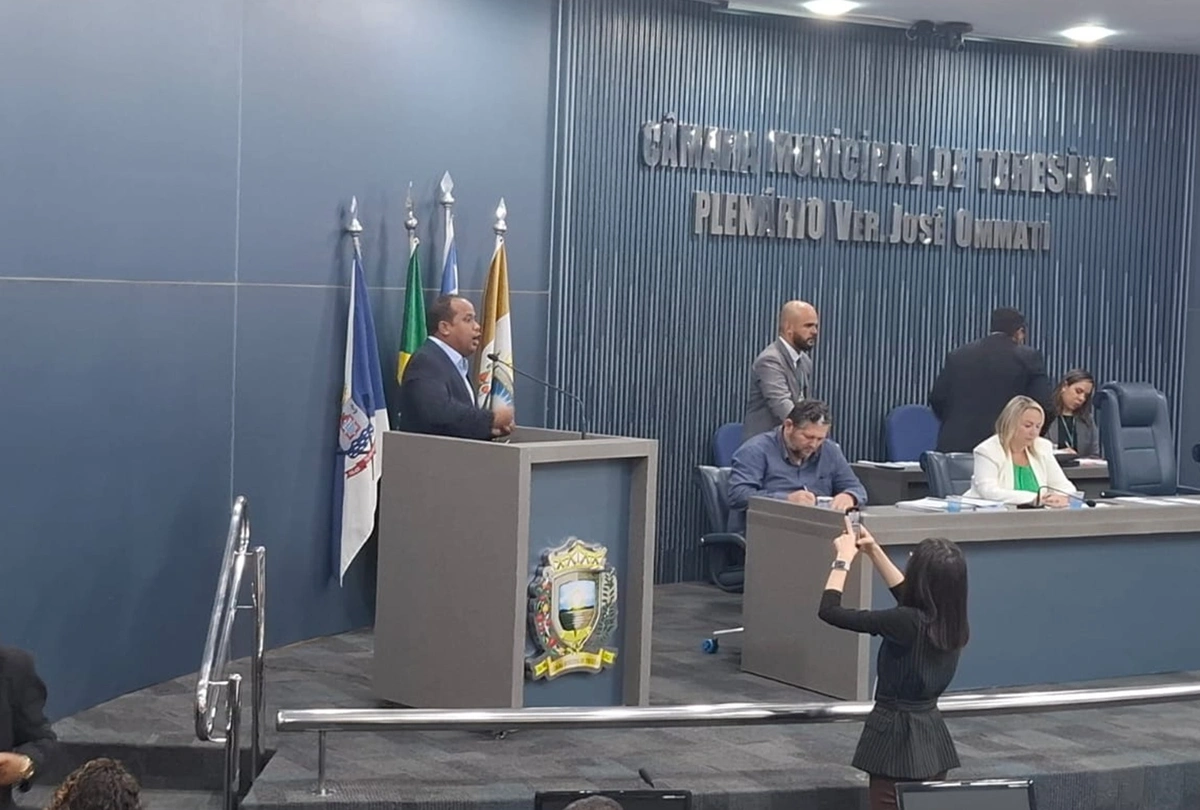 Enzo Samuel durante sua fala na tribuna