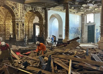 Escombros na igreja de ouro em Salvador