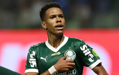 Estêvão comemorando gol pelo Palmeiras