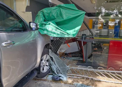 Hilux invade agência do Banco do Brasil e deixa uma pessoa ferida na Tabuleta