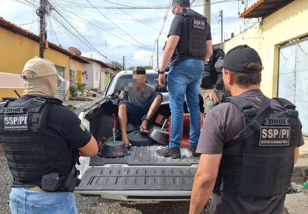 Homem com mandado de prisão em aberto
