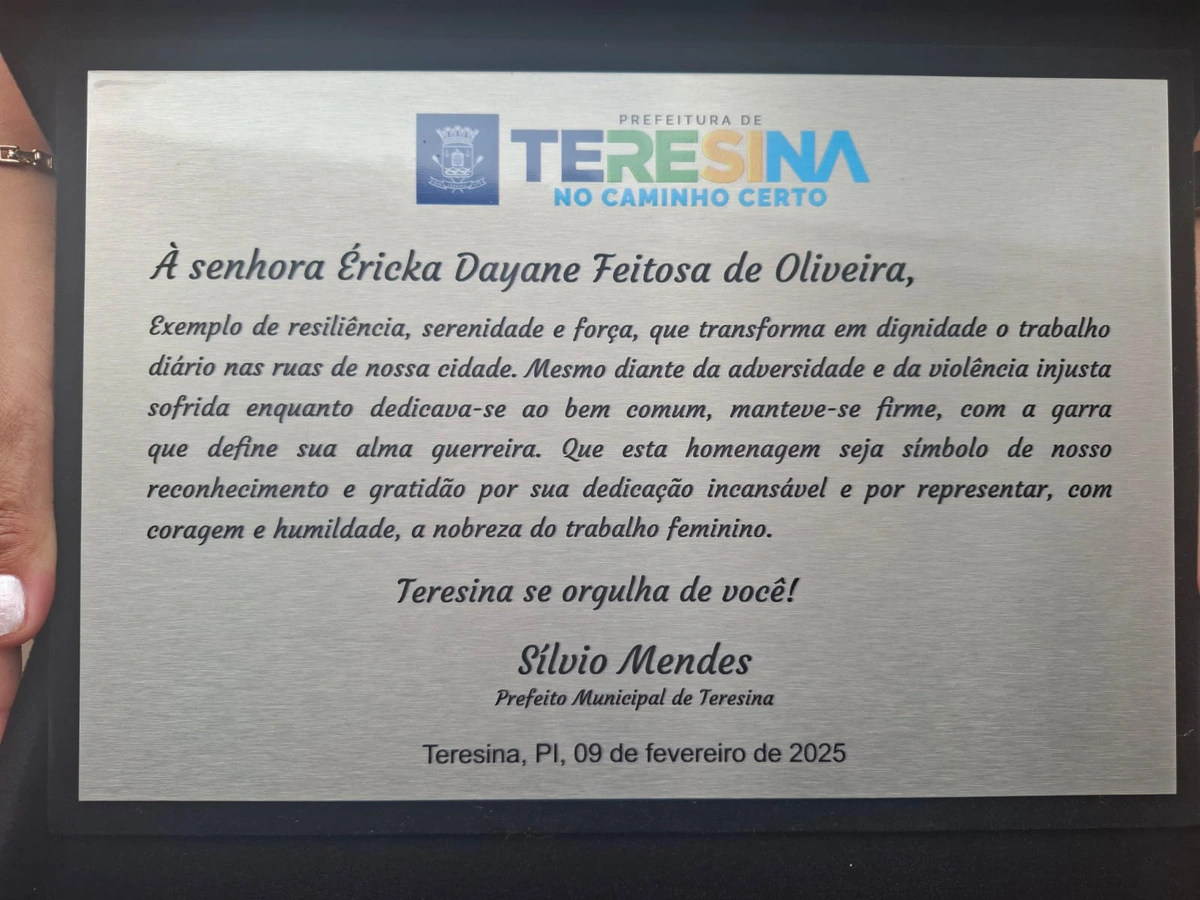 Homenagem entregue à Éricka Dayane