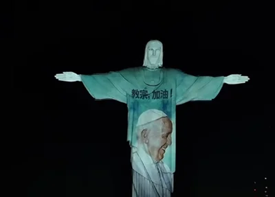 Imagem do papa refletina no Cristo Redentor