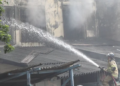 Incêndio na fábrica Maximus Confecções, no Rio de Janeiro