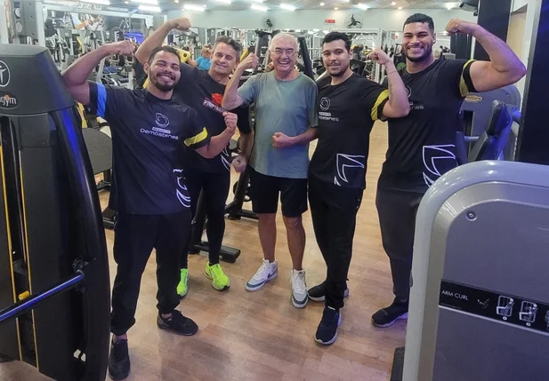 Instrutores com aluno da Academia Demóstenes Ribeiro