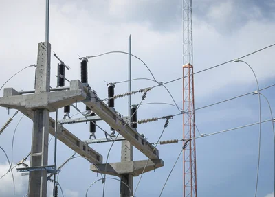 Linhas de distribuição de energia elétrica