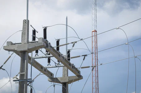 Linhas de distribuição de energia elétrica