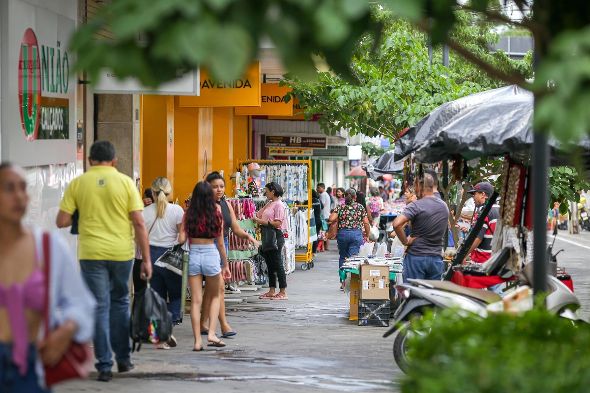 Pessoas comprando no Centro de Teresina
