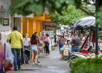 Pessoas comprando no Centro de Teresina