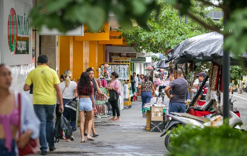 Pessoas comprando no Centro de Teresina