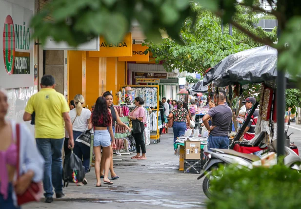 Pessoas comprando no Centro de Teresina
