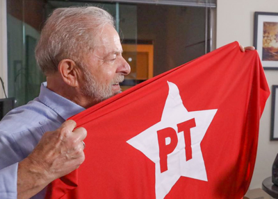 Lula com a bandeira do PT