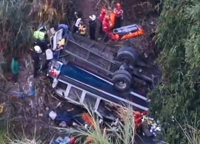 Mais de 30 pessoas morrem após ônibus cair em barranco
