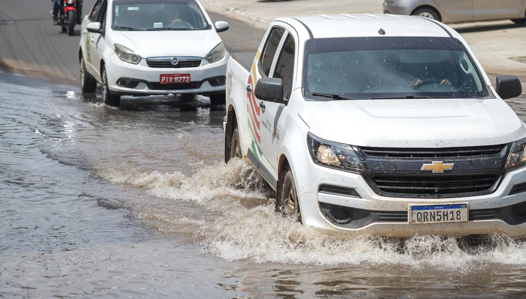 Motoristas tentam atravessar "lago" criado por vazamento d'água na zona Leste de Teresina
