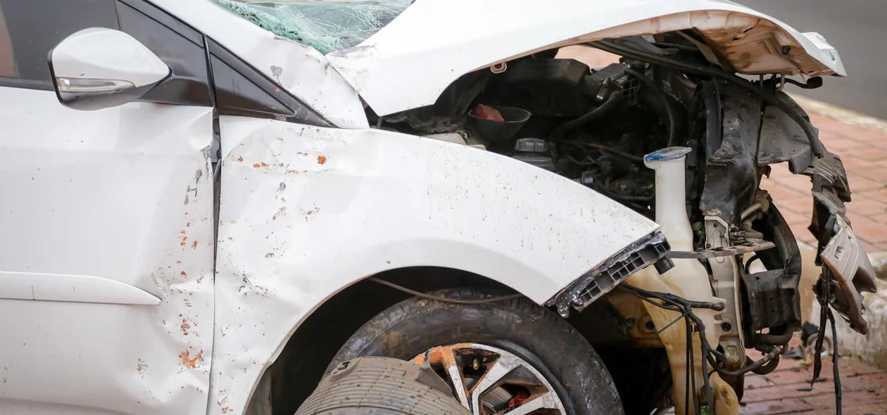 O carro ficou destruído com o acidente