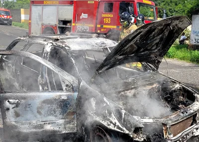 O carro ficou totalmente destruído