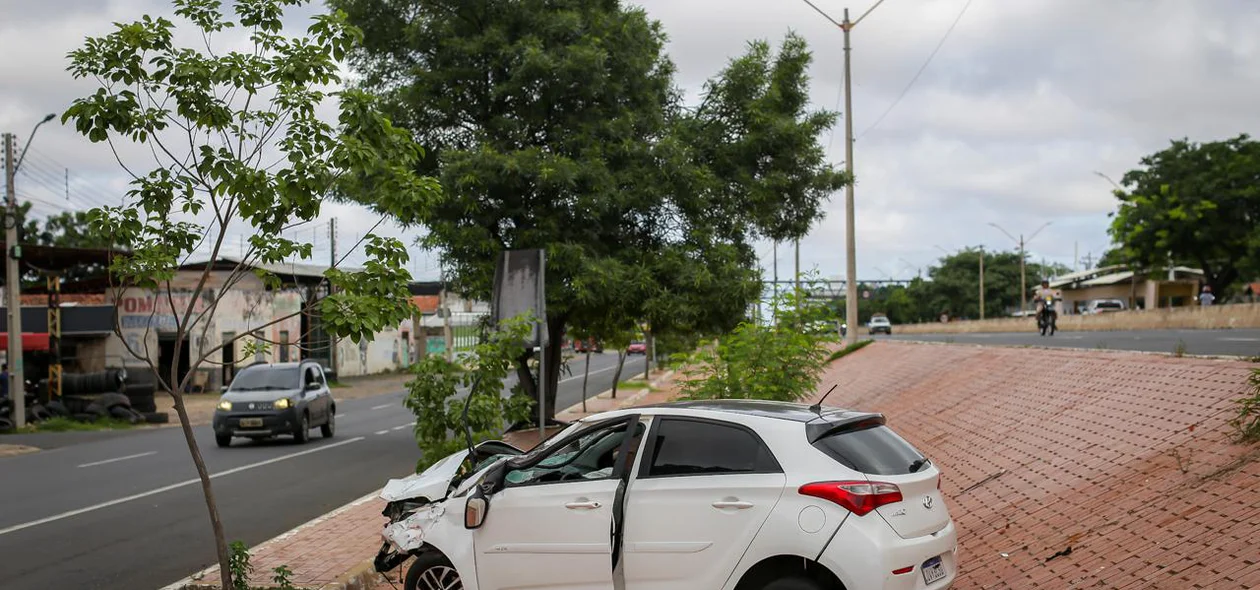 O carro somente parou na pista inferior da BR 316