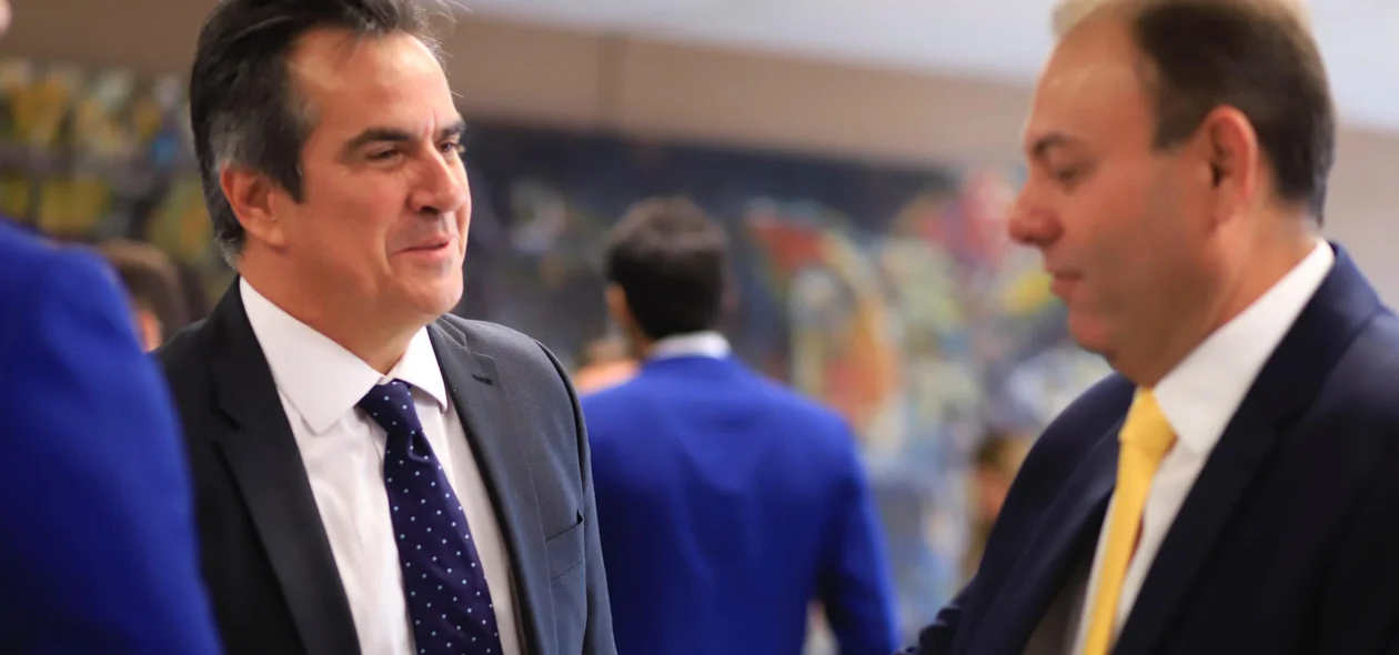 O senador falando com o vice-prefeito de Teresina