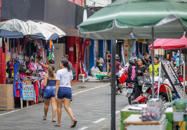 Pessoas comprando no Centro de Teresina