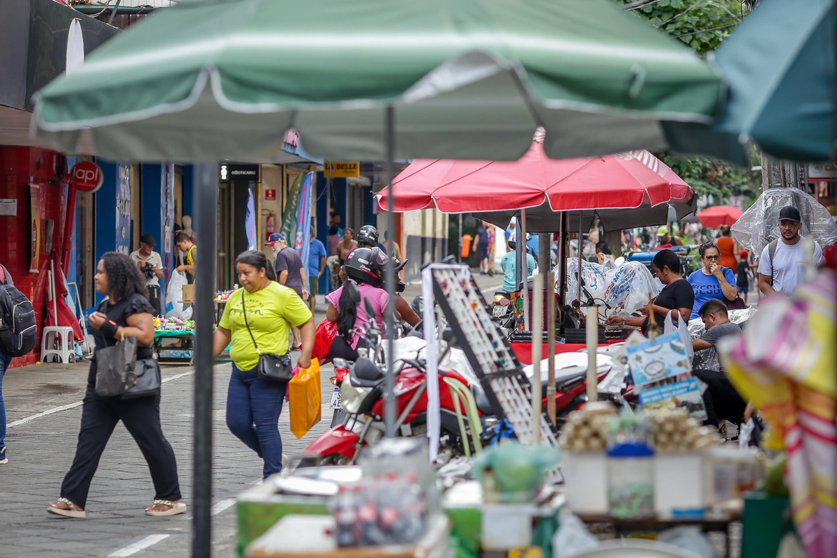 Pessoas caminhando pelo centro de Teresina