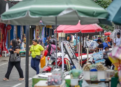 Pessoas caminhando pelo centro de Teresina