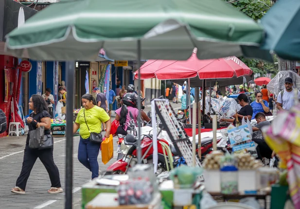 Pessoas caminhando pelo centro de Teresina