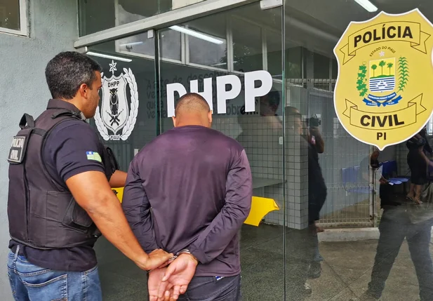 Preso sendo conduzido para a sede do DHPP em Teresina