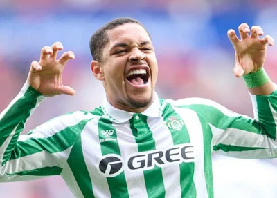 Vitor Roque comemorando após fazer gol