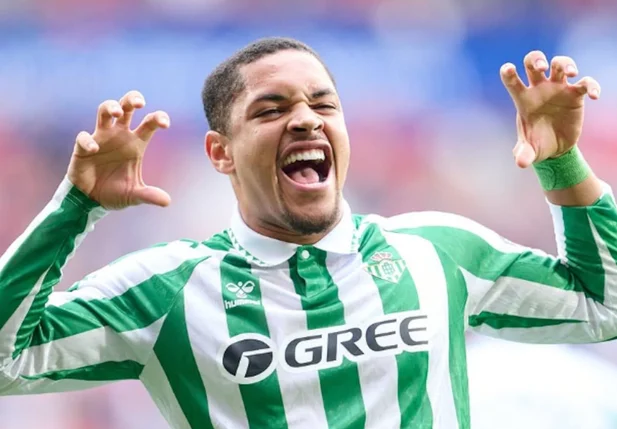 Vitor Roque comemorando após fazer gol