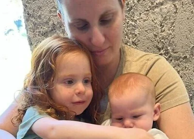 Shiri Bibas e seus dois filhos, Ariel e Kfir.