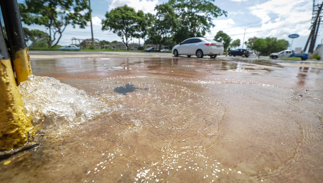 Vazamento d'água em pé de poste causa transtorno na zona Leste de Teresina