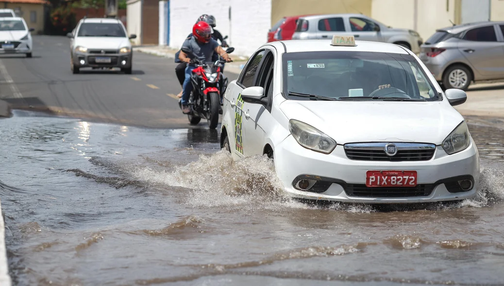 Vazamento de água na zona Leste de Teresina