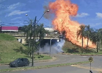 Veículo explodiu e o motorista pulou do viaduto para escapar das chamas no Paraná
