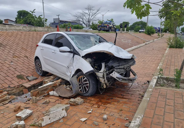 Veículo HB20 destruído após acidente