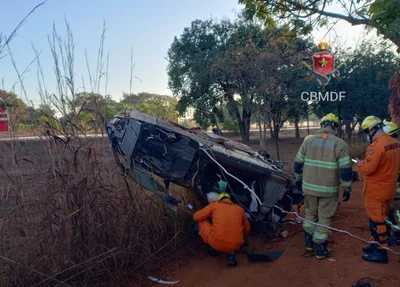 Veículo Porsche totalmente destruído