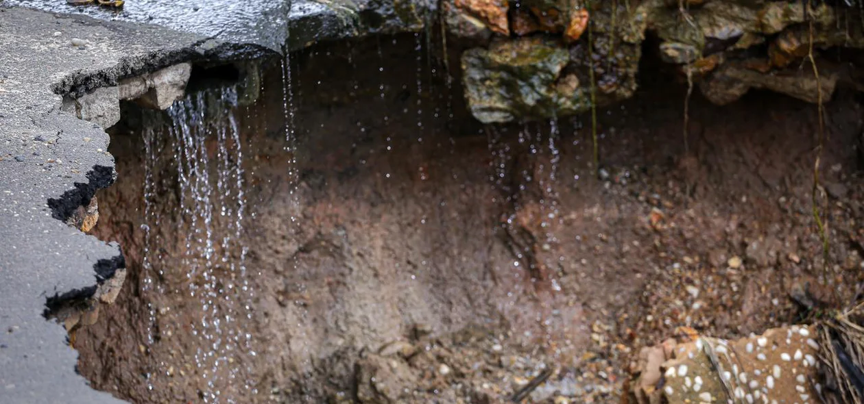 A chuvas fortes e constantes ampliaram a cratera