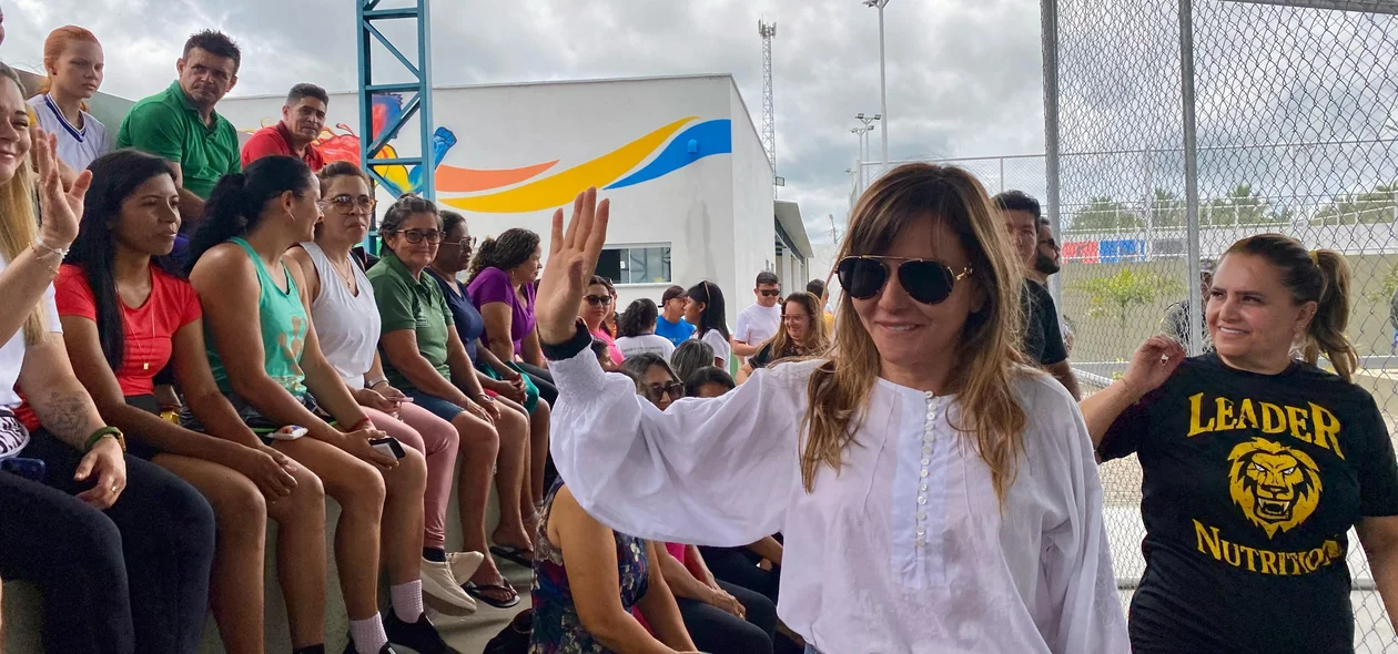 A prefeita Ivanária Sampaio esteve no local