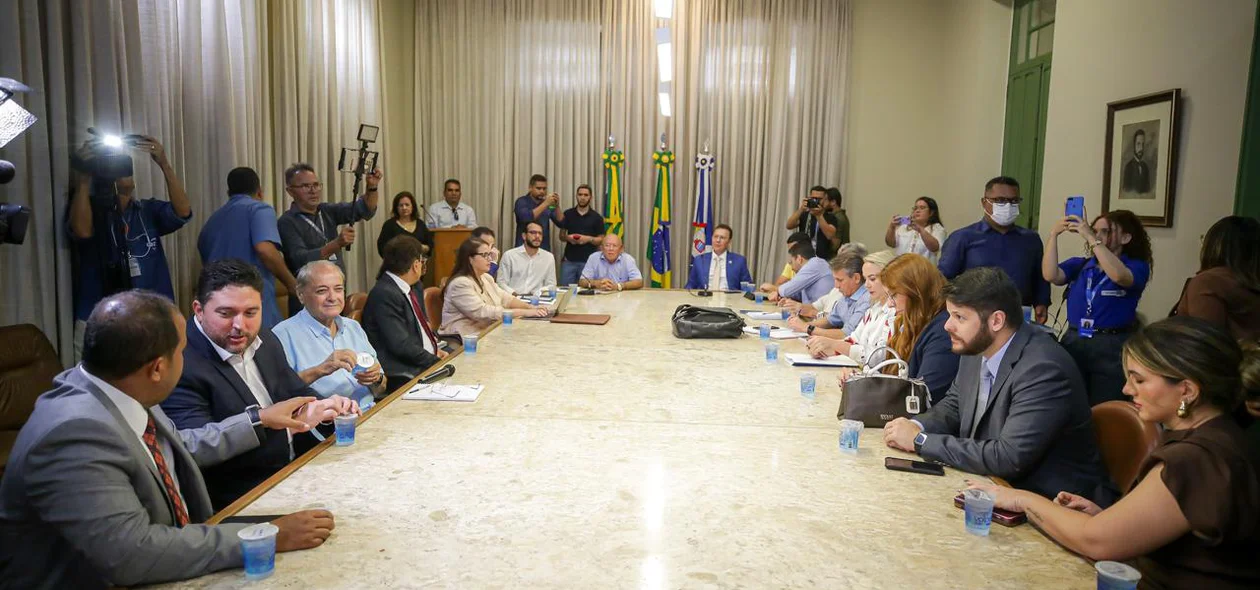 A reunião ocorreu nesta terça-feira (11)