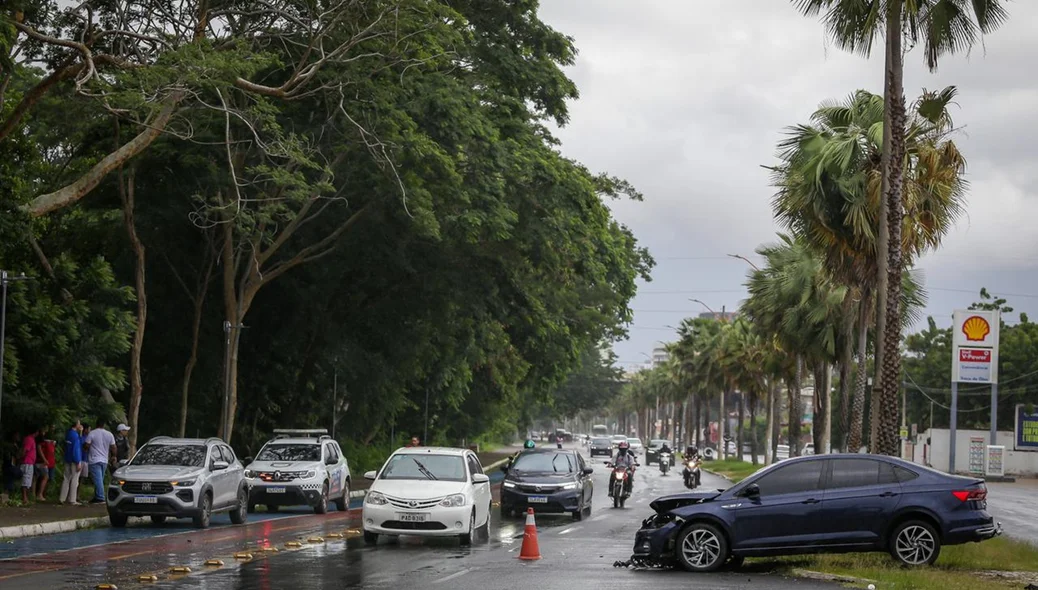 Acidente na avenida Marechal Castelo Branco deixa dois feridos