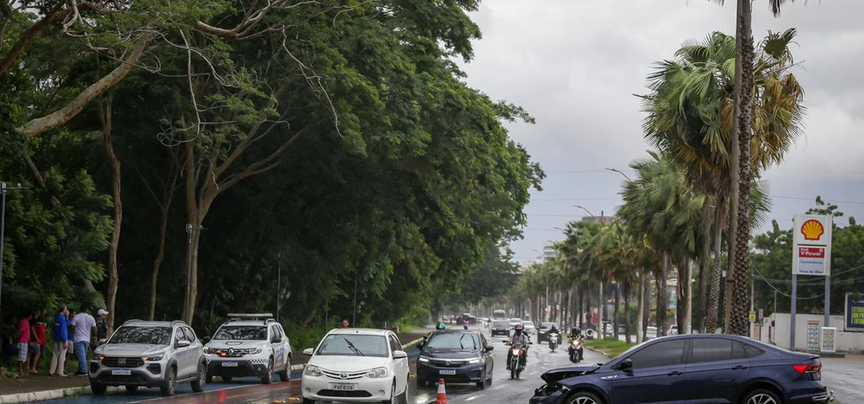 Acidente na avenida Marechal Castelo Branco deixa dois feridos