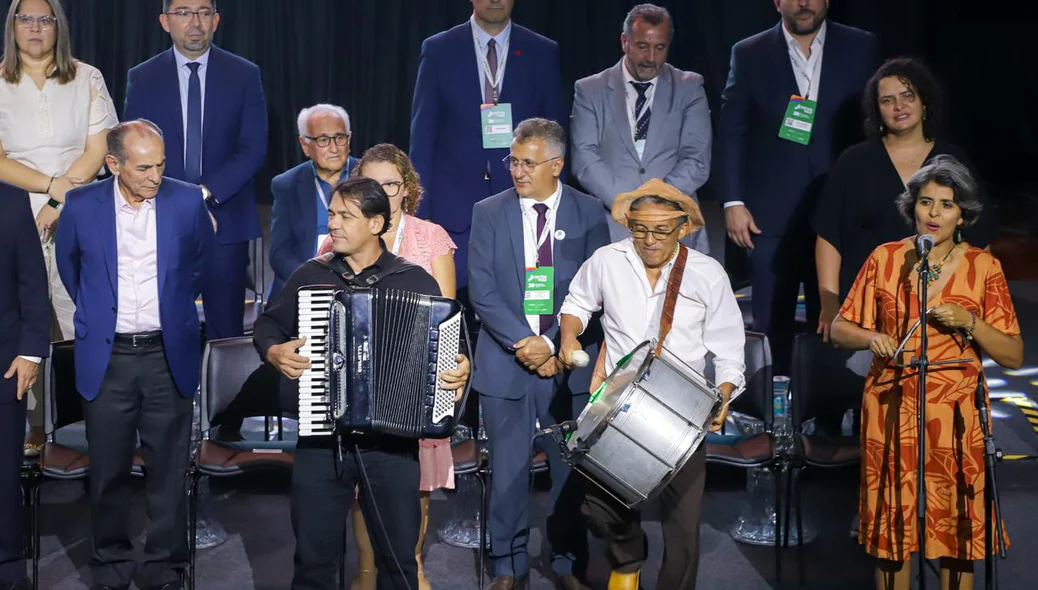 Apresentação musical na abertura do evento